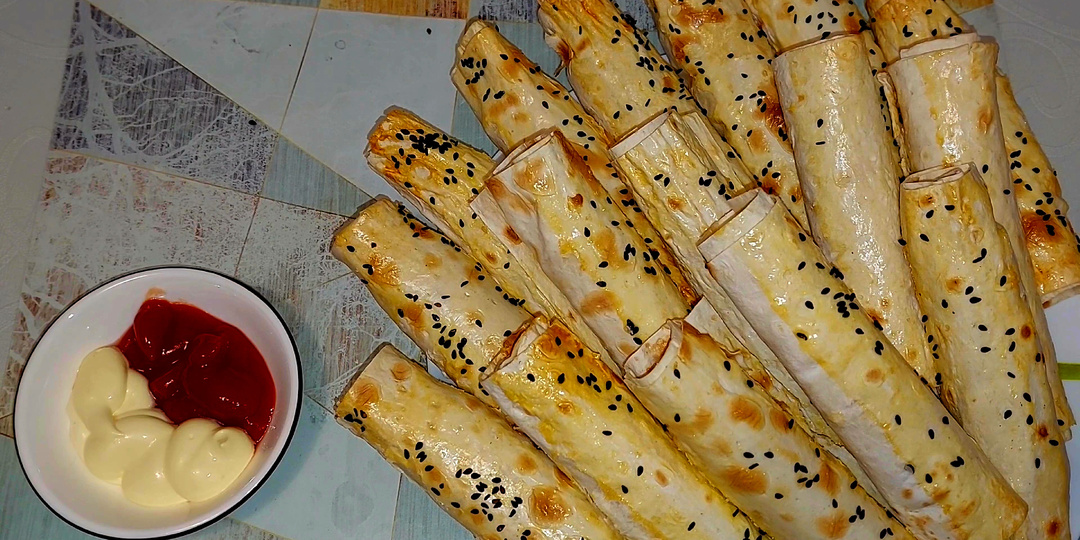 Рулетики из лаваша и сосисок - быстрый перекус за 15 минут