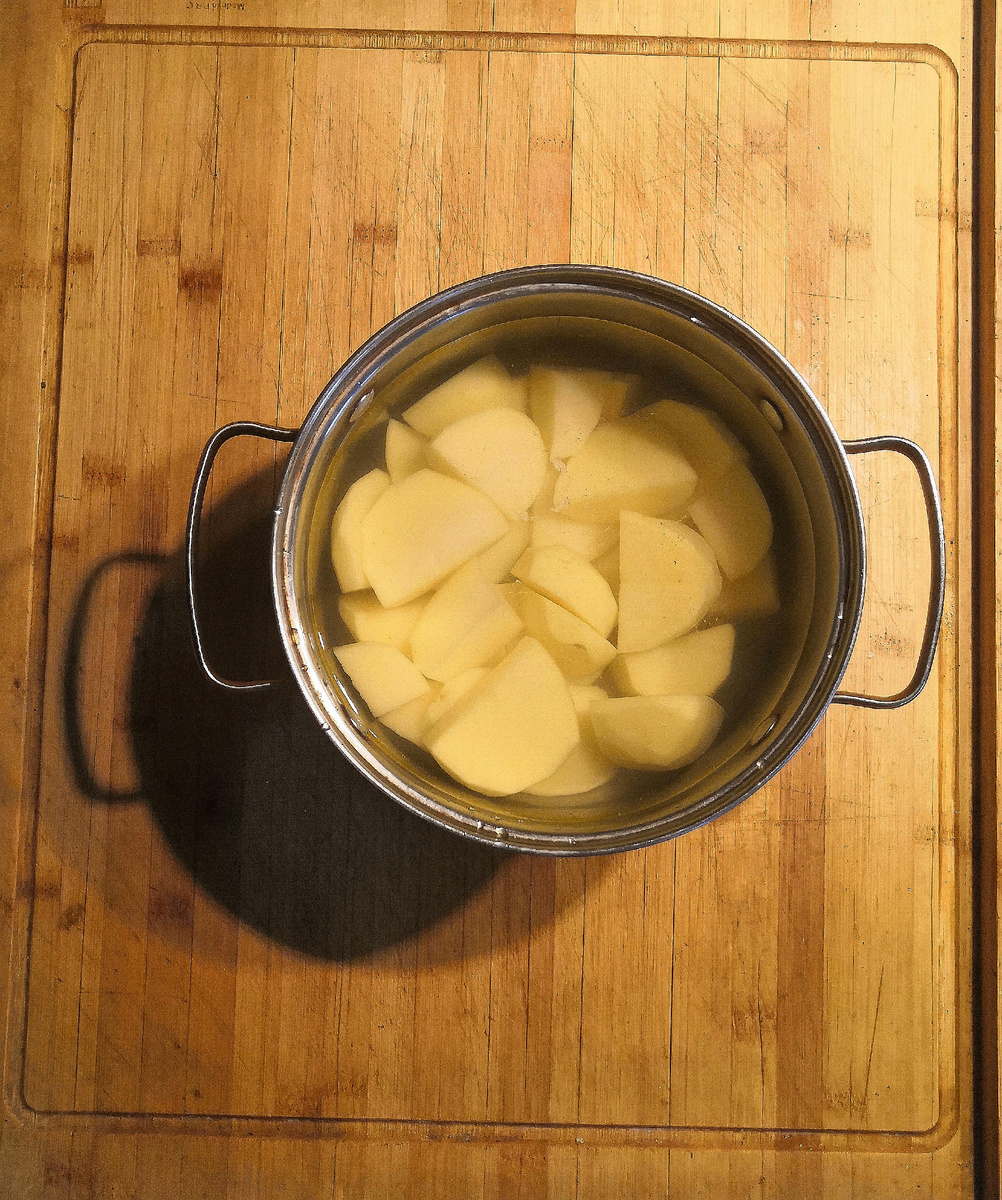 Сварить картошку, сделать из неё пюре (снять с огня, оставить чуть воды, добавить молока, растолочь) 