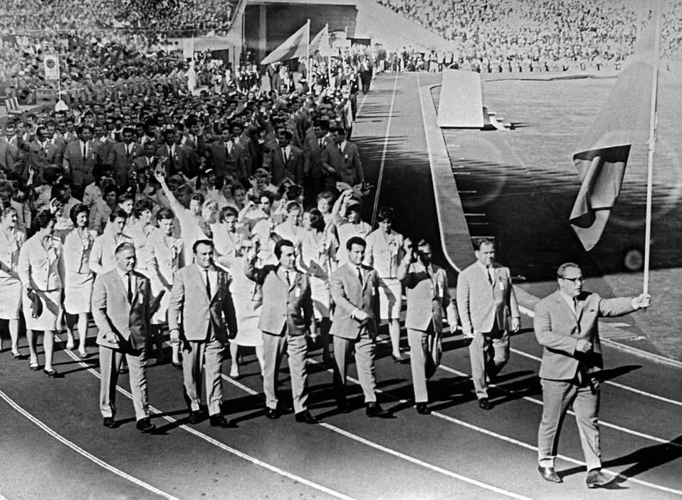 Юрий Власов несёт флаг СССР по стадиону в Токио