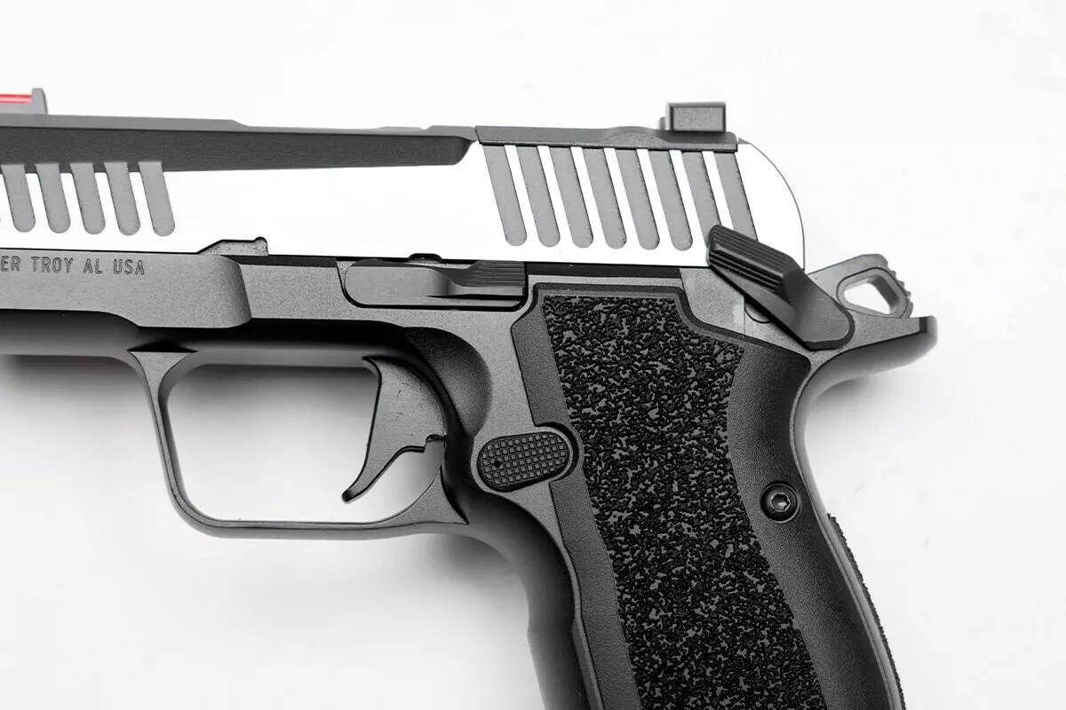 Несмотря на отсутствие предохранителя, расположенного на рукоятке, предусмотрено наличие предохранительного рычага, позволяющего носить пистолет во взведённом и заблокированном состоянии. Спусковой механизм с одиночным действием представляет собой конструктивный гибрид, объединяющий особенности моделей 1911 и оружия с затвором.