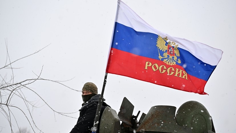     Военнослужащий ВС РФ на трофейной бронетехнике РИА Новости Евгений Биятов