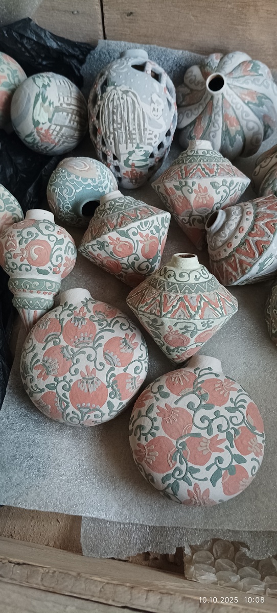 До обжига.Краска наносится на сырец 