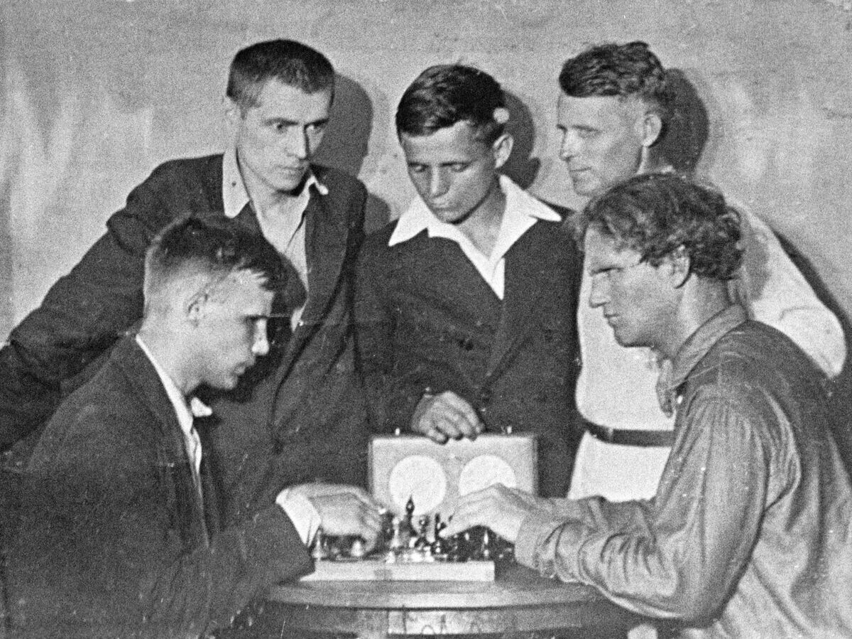    Писатель Василий Яковлевич Ерошенко участвует во Всероссийском шахматном турнире среди незрячих. Ленинград, 1938 год© РИА Новости