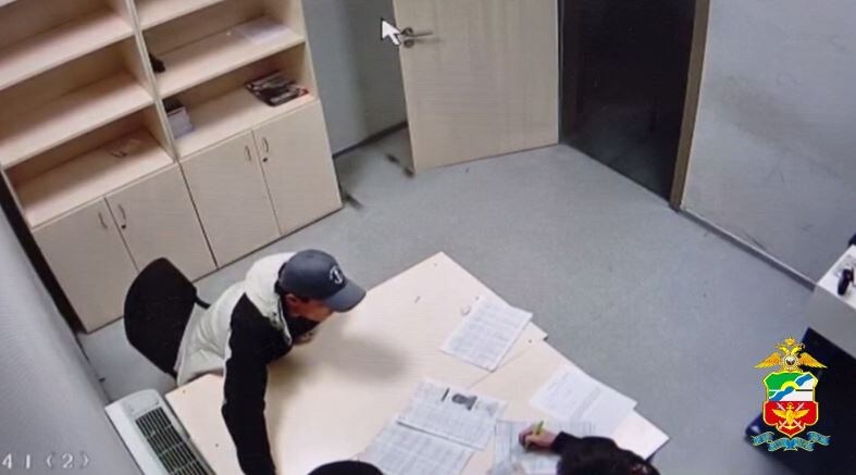     Нелегал пытался дать взятку полицейскому в аэропорту Красноярска