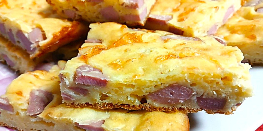 Быстрый киш‑пирог «На скорую руку» с сыром, сосисками и зеленью.