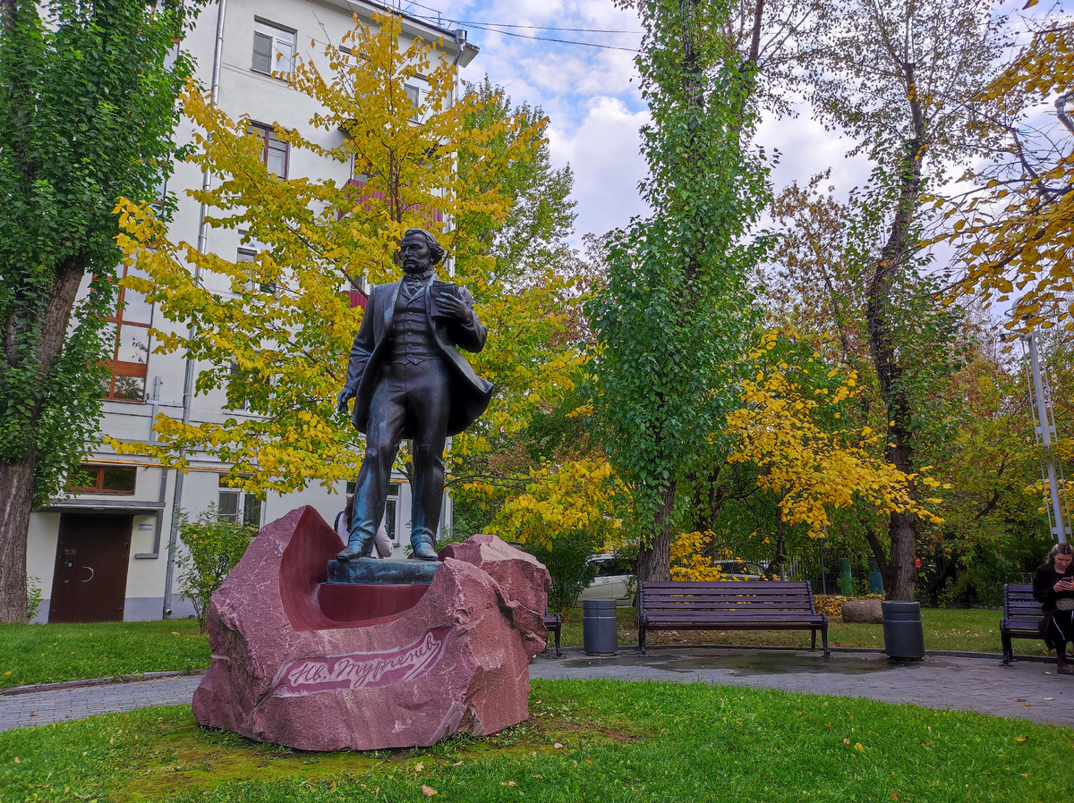 Памятник молодому Тургеневу в одноименном сквере на Остоженке.