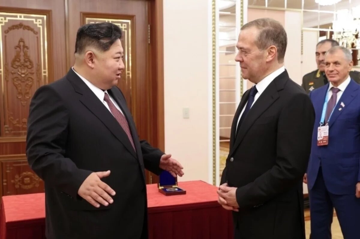    Медведев в Пхеньяне передал Ким Чен Ыну архивное письмо Ким Ир Сена Сталину