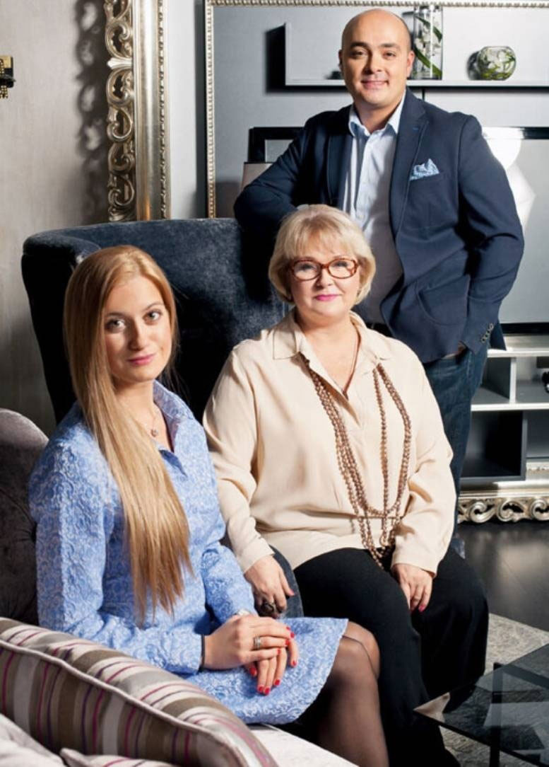    Людмила Гаврилова с сыном Таиром и невесткой Евгенией, которые подарили ей внука. Фото: Public domain