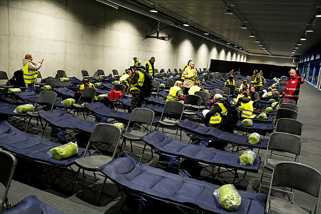 Добровольцы принимают участие в учениях по эвакуации в условиях конфликта в спортивном зале в Каунасе, Литва. (7 октября 2025 г.)