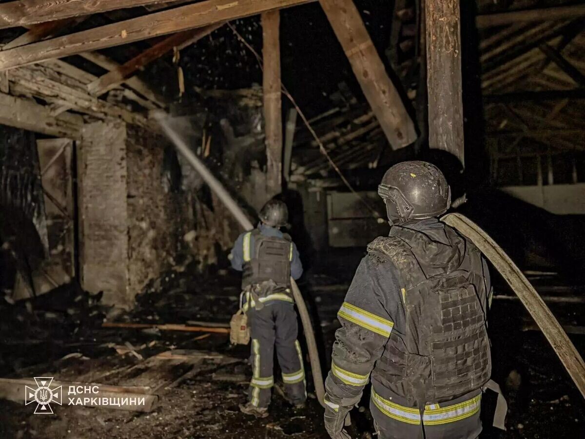    Украинские пожарные ликвидируют пожар на предприятии в городе Чугуев Харьковской области© Фото : ГСЧС Украины