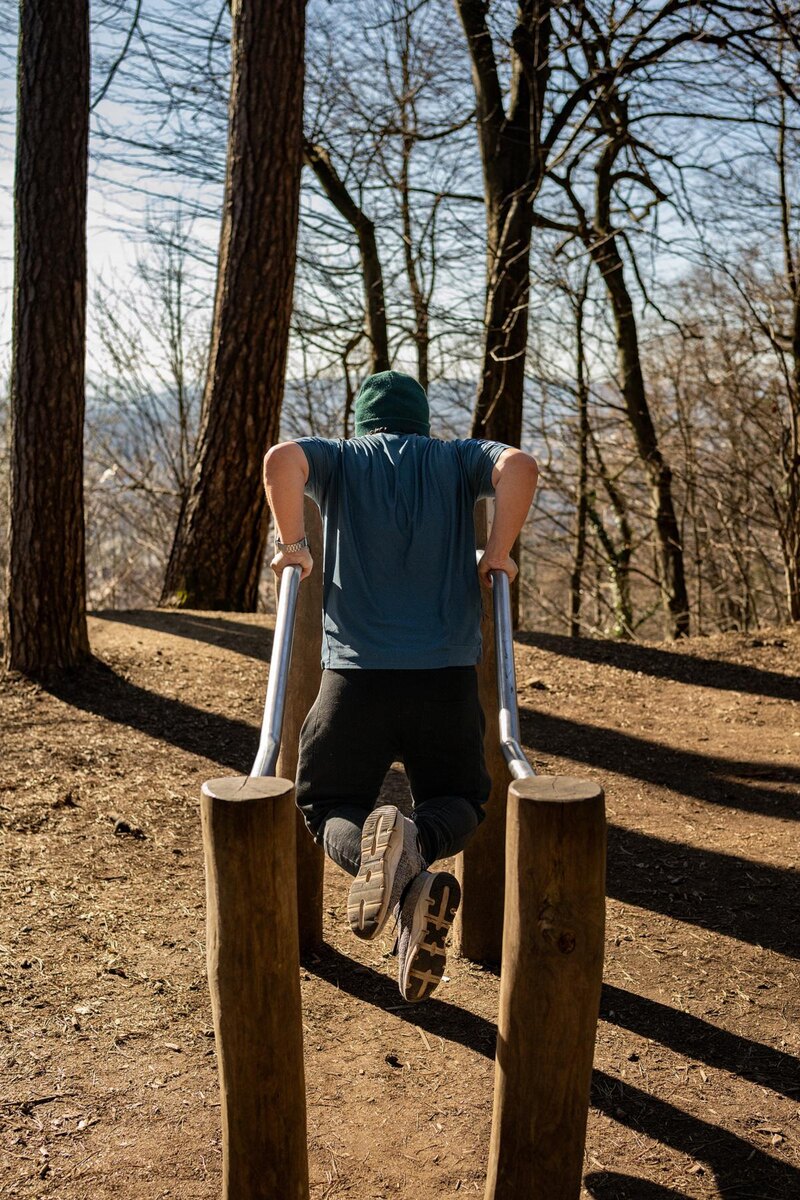 Gorgev / Shuttersock / FOTODOM📷Отжимания на брусьях позволяют опускаться ниже, тем самым растягивая грудные мышцы и трицепсы