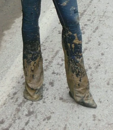 Как не запачкать штанов на стройке? Проще всего надеть сапоги