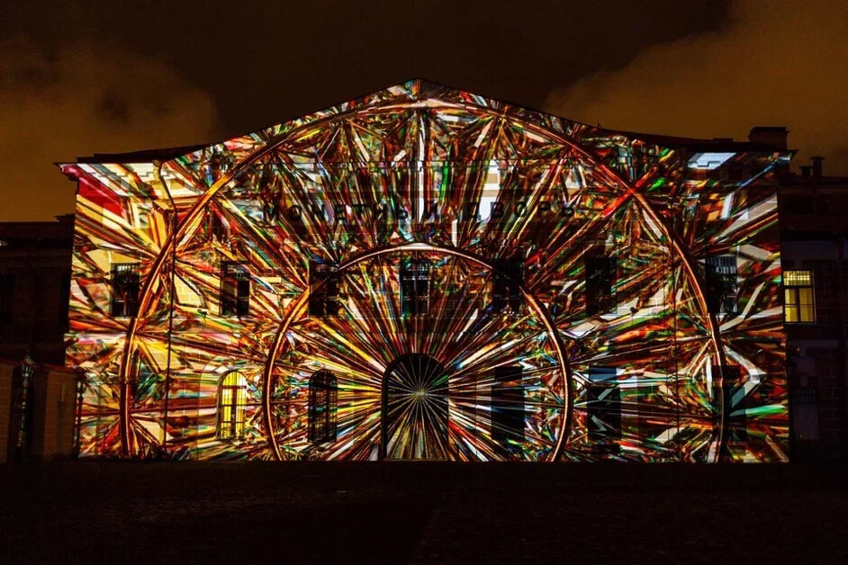 Такое масштабное шоу в самом сердце Петербурга прямо на открытом воздухе действительно впечатляет. Фото: visit-petersburg.ru