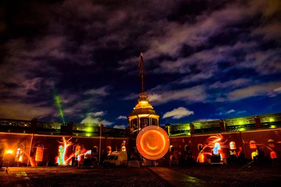 Организаторы превращают могучие стены и исторические фасады Петровских ворот, Нарышкинского бастиона, Ботного дома и других сооружений крепости в гигантские полотна для цифровых художников. Фото: предоставлены рекламодателем. Фото: visit-petersburg.ru