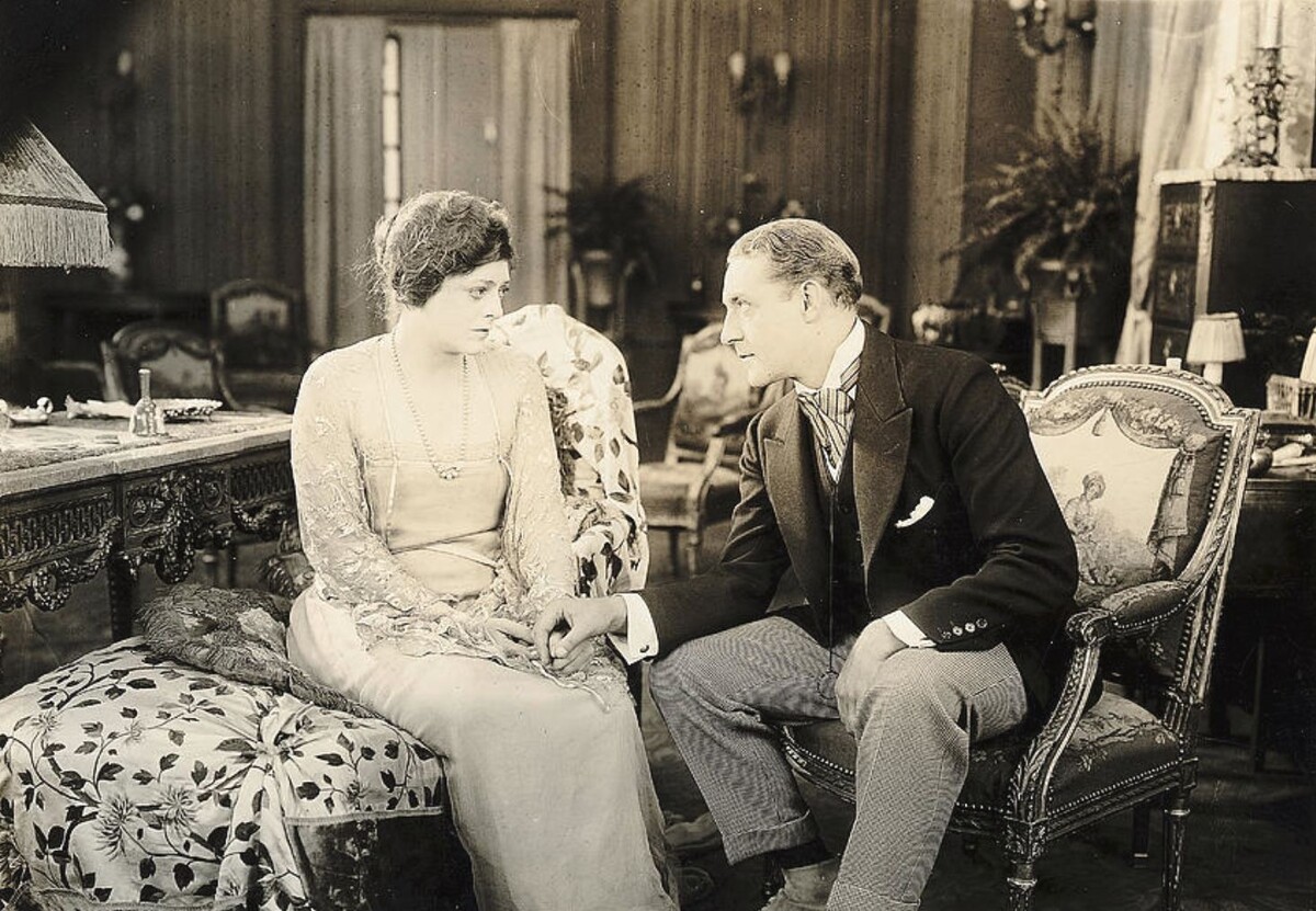 На фотографии актриса Этель Бэрримор в фильме «Разведённая», снятом по пьесе «Леди Фредерик» Уильяма Сомерсета Моэма.