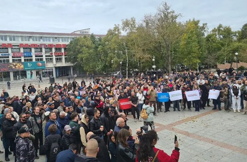 Митинг против повышения утильсбора на автомобили прошел во Владивостоке