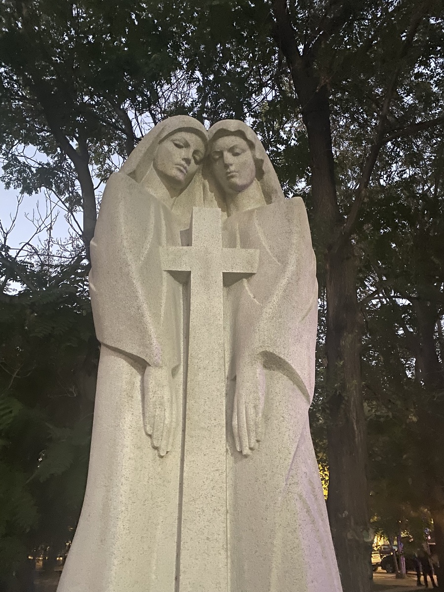 Памятник в Ереване_ его будем обсуждать. 