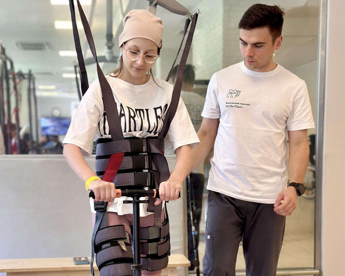 Марина на занятии по реабилитации. Фото: Павел Сушко