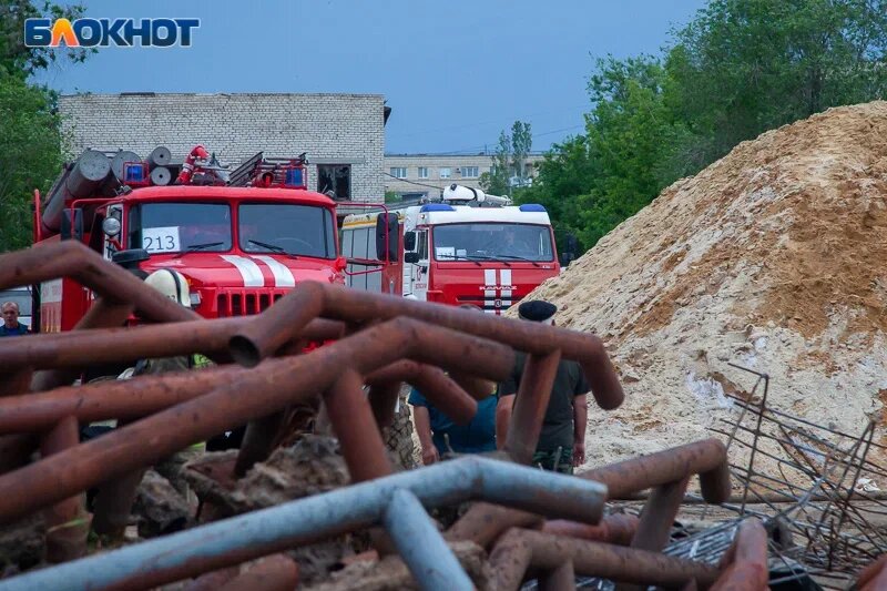 После падения обломков БПЛА в Волгограде обследуют повреждения и оказывают помощь пострадавшим
