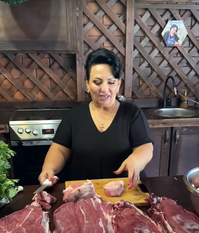 Аруся Кавказ готовит мясо для бастурмы