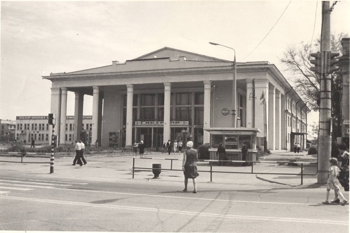 Фото В. Пилецкий, фотофонд редакции газеты "На стройке" Строительно-монтажного треста № 4, источник архив  группы ВК "Старая Сызрань"