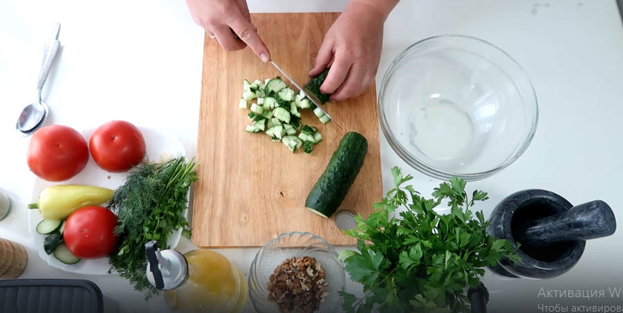 Огурцы нарезаем кубиками