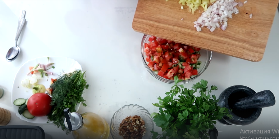 Мелко нарезаем лук и сладкий перец