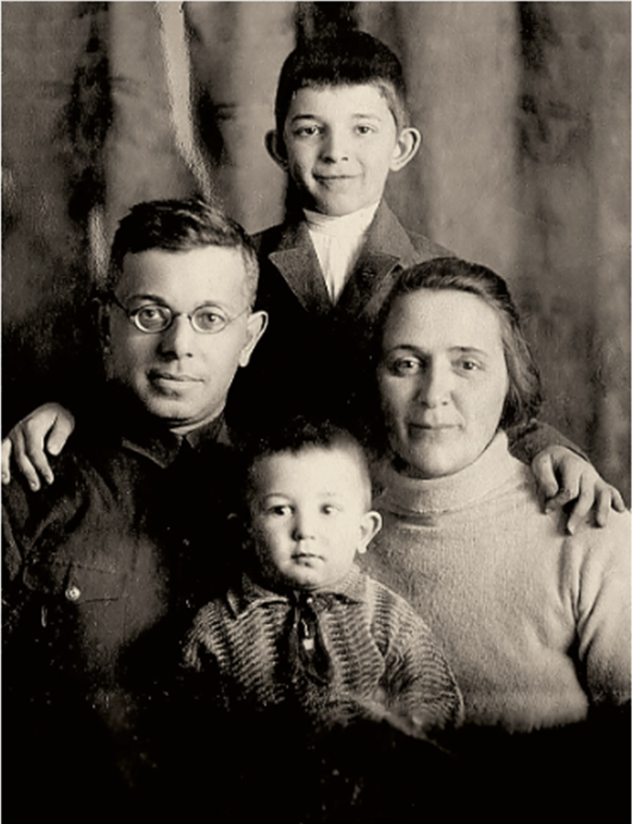 Аркадий и Борис Стругацкие с отцом Натаном и мамой Александрой