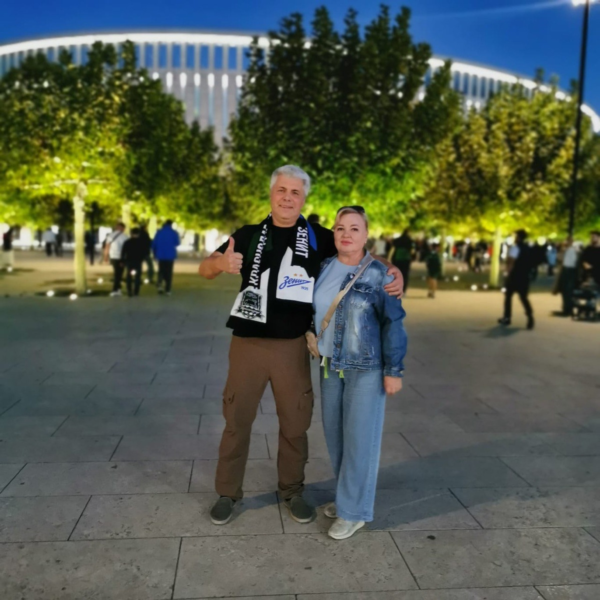 Встреча с моей дорогой сестрой Мариночкой у стадиона и парка "Краснодар". Фото с автором.