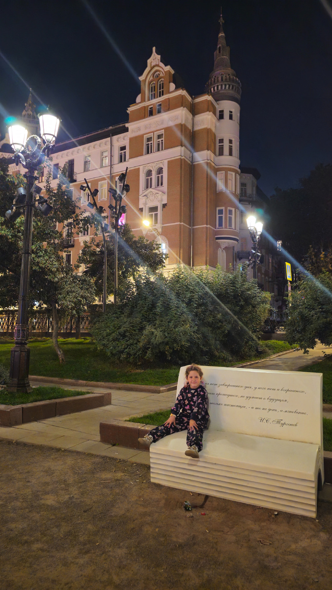 «У счастья нет завтрашнего дня; у него нет и вчерашнего; оно не помнит прошедшего, не думает о будущем; у него есть настоящее — и то не день, а мгновенье»
И.С. Тургенев "АСЯ"
