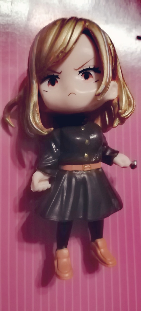 Здесь я уже перекрасила волосы фигурки золотым маркером... И молотка нет)