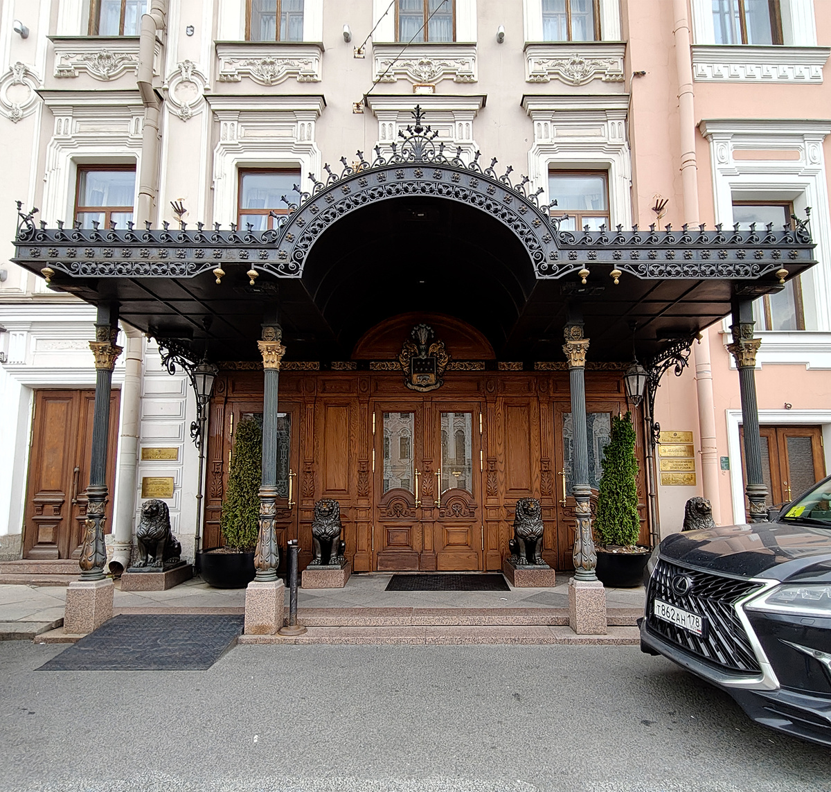 Парадный вход в Талион Империал Отель. Бывший Дворец Елисеевых. Санкт-Петербург.