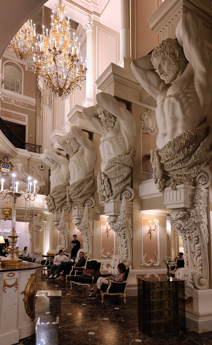 Бар с атлантами в лобби. Талион Империал Отель. Санкт-Петербург. 