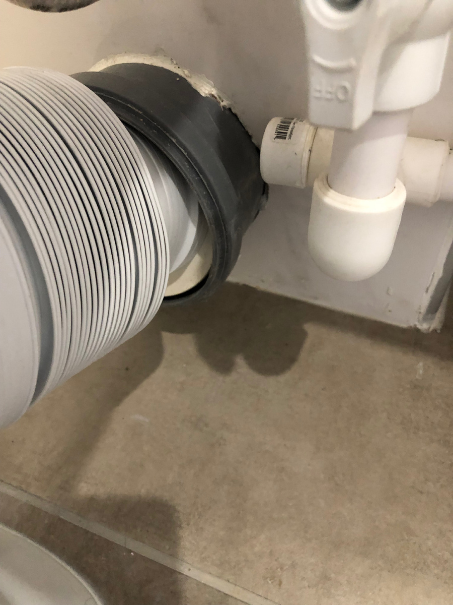 Монтаж унитаза с грубым нарушением.