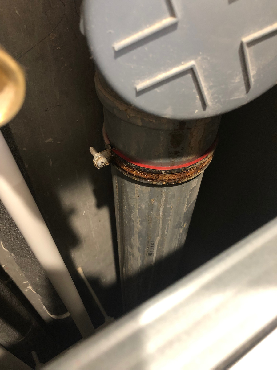 Течь канализационного стояка. 