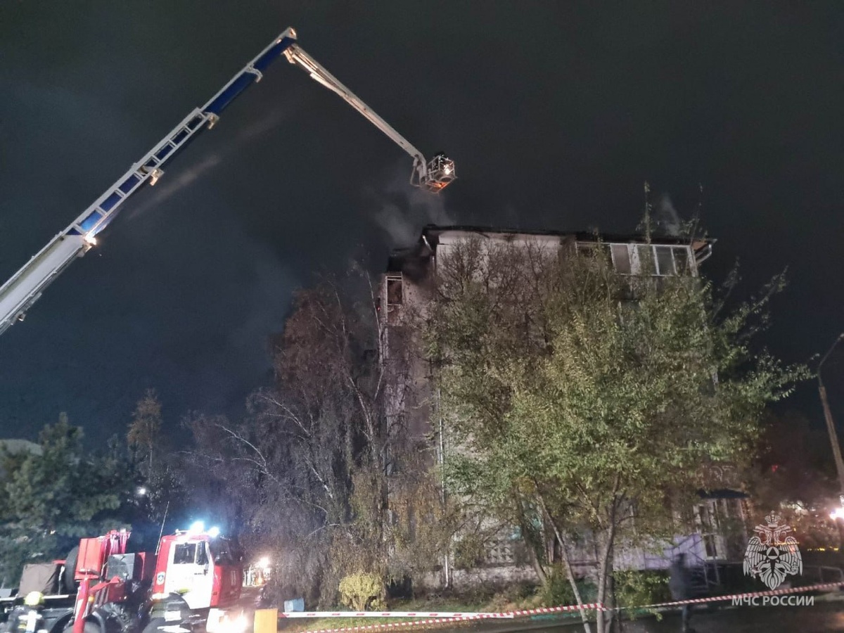    Несколько месяцев займет восстановление сгоревшей крыши 5-этажки в Сосновобрске