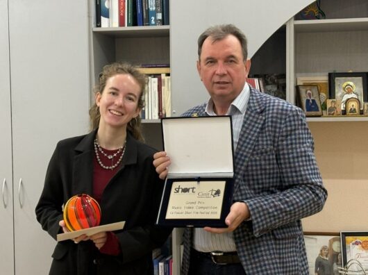    Студентка Ростовского филиала ВГИК Анастасия Ярошенко (слева) с призом Гран-при кинофестивале Ca’ Foscari Short Film Festival с директором Александром Резвановым // фото: пресс-служба Ростовского филиала ВГИКа