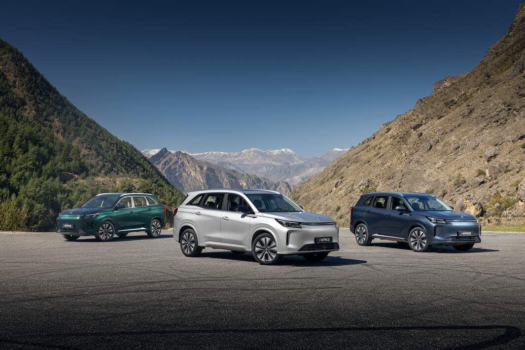 Для i-Space предлагают пять цветов кузова, за кадром остались черный и белый