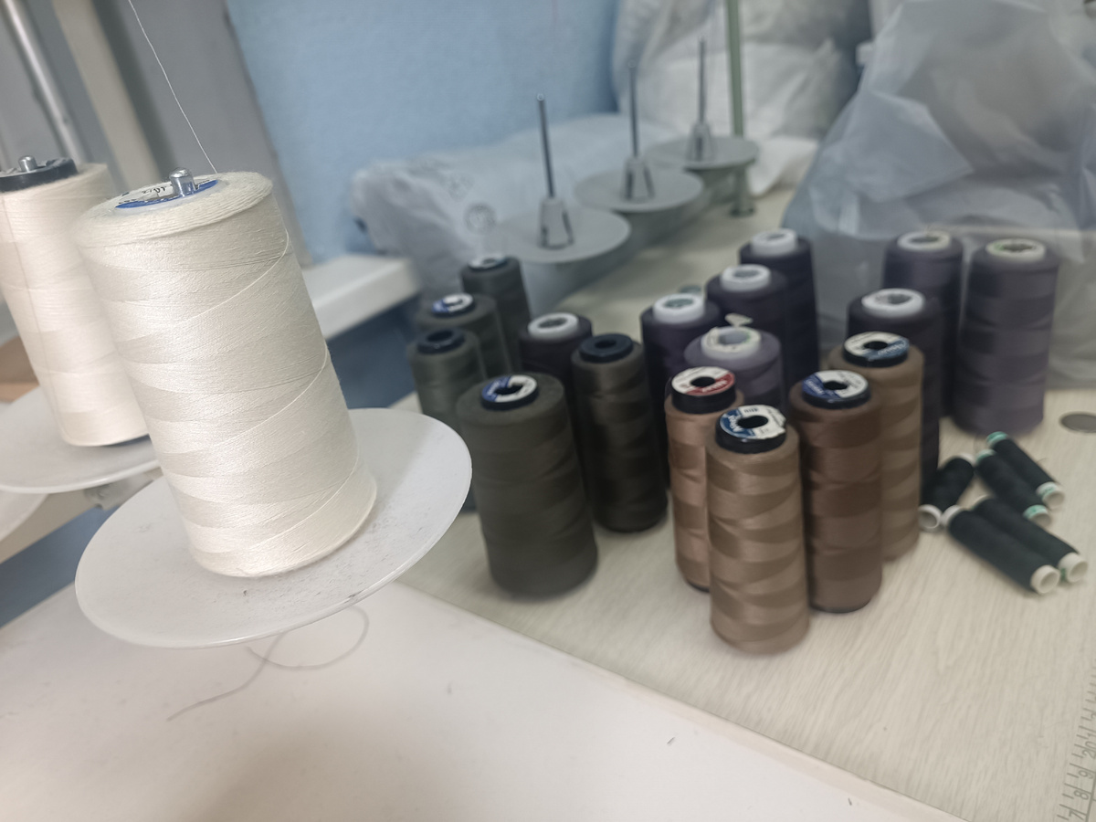 Только и успеваю нитки разных цветов туда-сюда менять😵‍💫