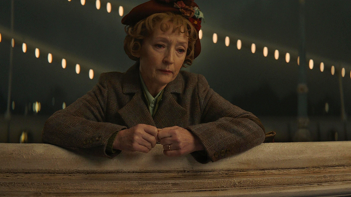 Кадр из фильма "Миссис Харрис едет в Париж" (2022)