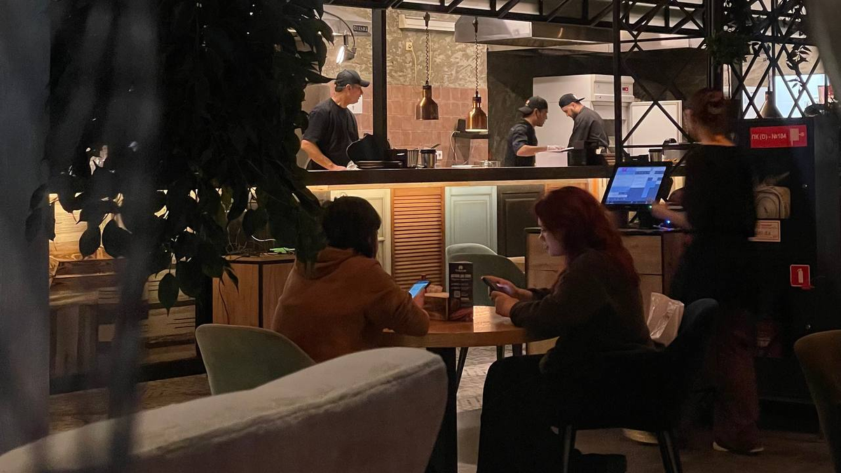 Атмосфера в ресторане в пятницу вечером