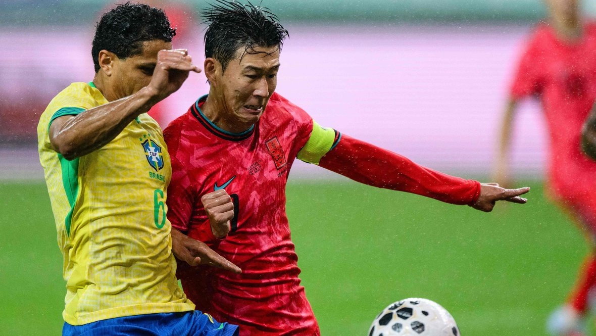    Дуглас Сантос и Сон Хын Мин в матче Корея — Бразилия (0:5). AFP