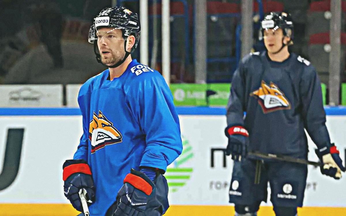 Евгений не проходил предсезонку с командой, поэтому бросать его сразу в первое звено было бы глупо