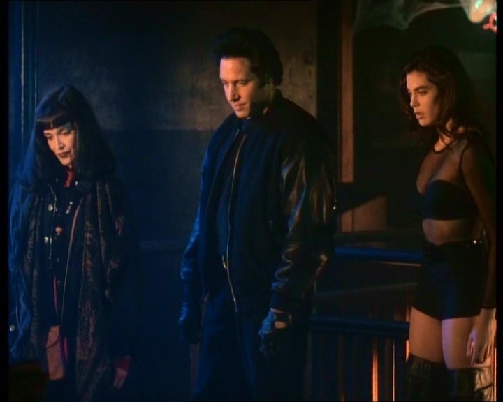 Кадр из фильма «Вышиби мозги: история любви» (1993)