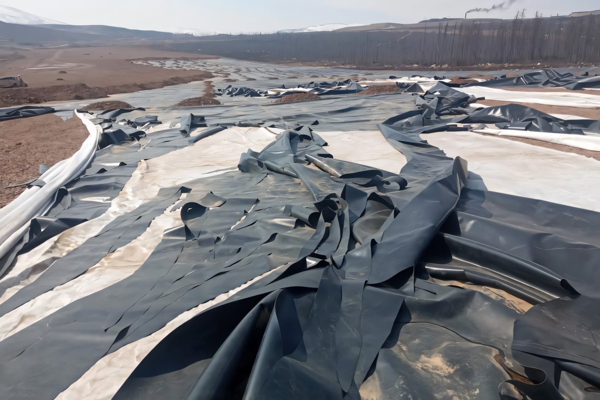 HDPE‑геомембрана 1,5 мм. На бумаге — ГОСТ. В реальности — достроить не успели.