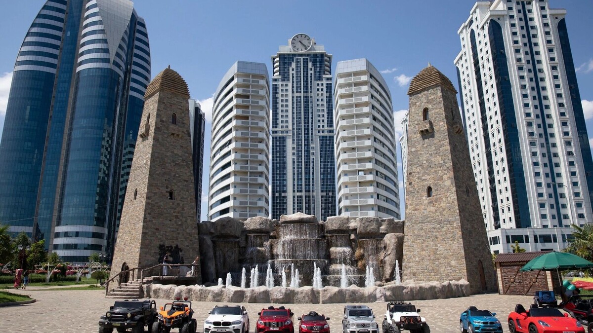 Банкнота раздора: в беспрецедентном голосовании за символы купюры лидируют «Грозный-Сити» и гора Эльбрус. Фото: Елена Афонина/ТАСС