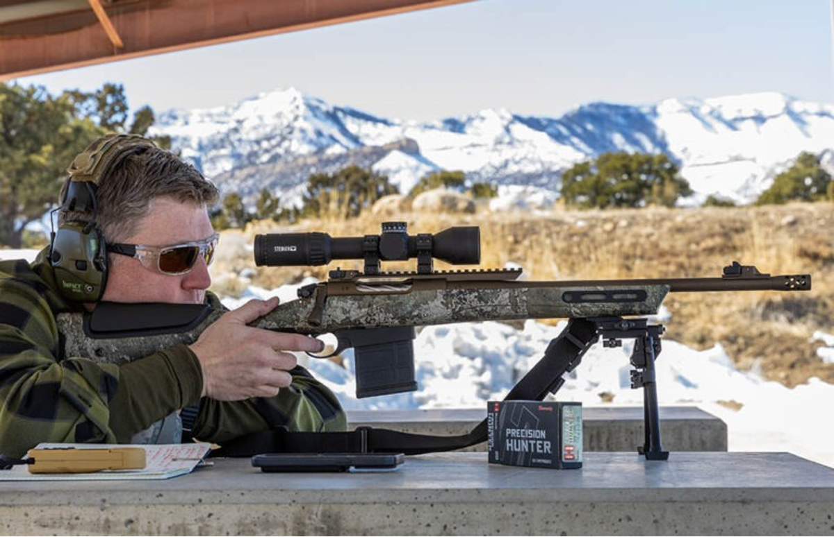 Сконструированный как оборотистый карабин с эргономичной ложей, Franchi MATE, имеющий сменные вставки для регулировки высоты щеки и базы M-Lok для установки сошек, можно быстро подготовить к пристрелке.