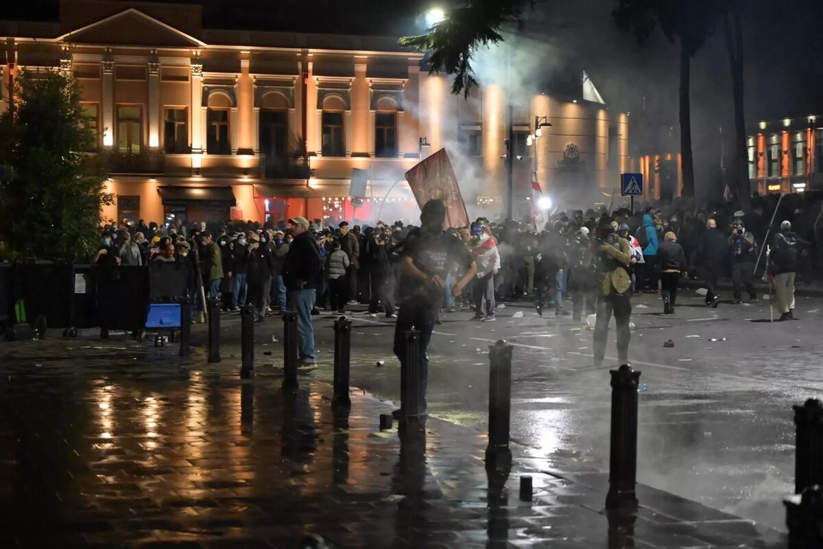 Митинг объединенной оппозиции у администрации президента Грузии 4 октября 2025 года © photo: Sputnik