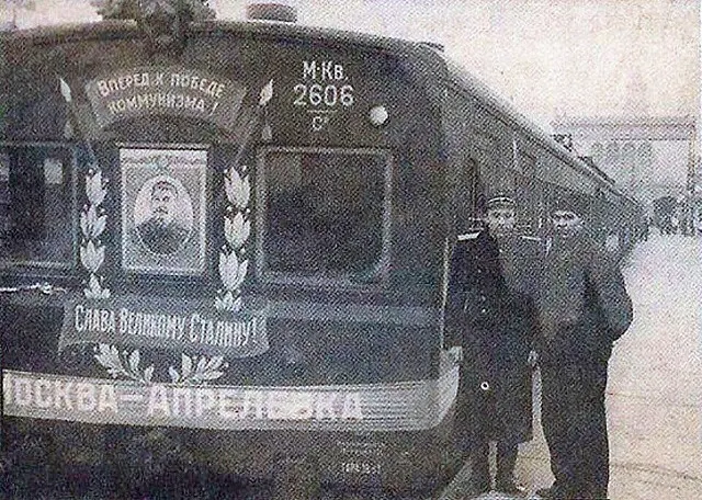 Электропоезд из секций Ср 606+605+604 на перроне Киевского вокзала, выполняющий первый рейс Москва – Апрелевка, 29.12.1951 г.