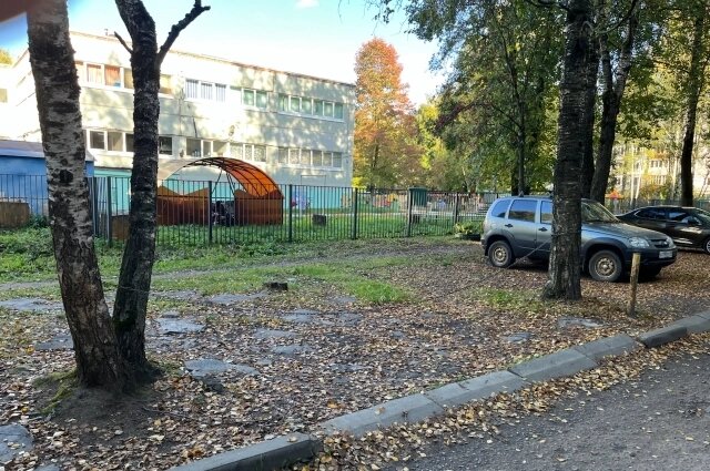    Иногда возле дома остановиться вообще негде, всё огорожено Фото: АиФ/ Дмитрий Рудяк